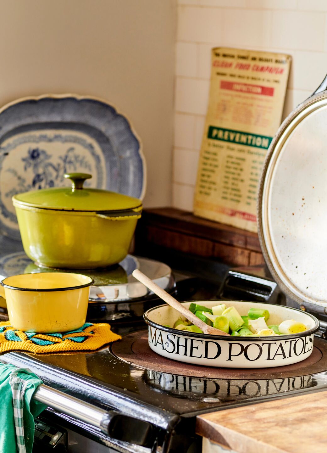 Black Toast Medium Savoury Enamel Pie Dish – Emma Bridgewater UK