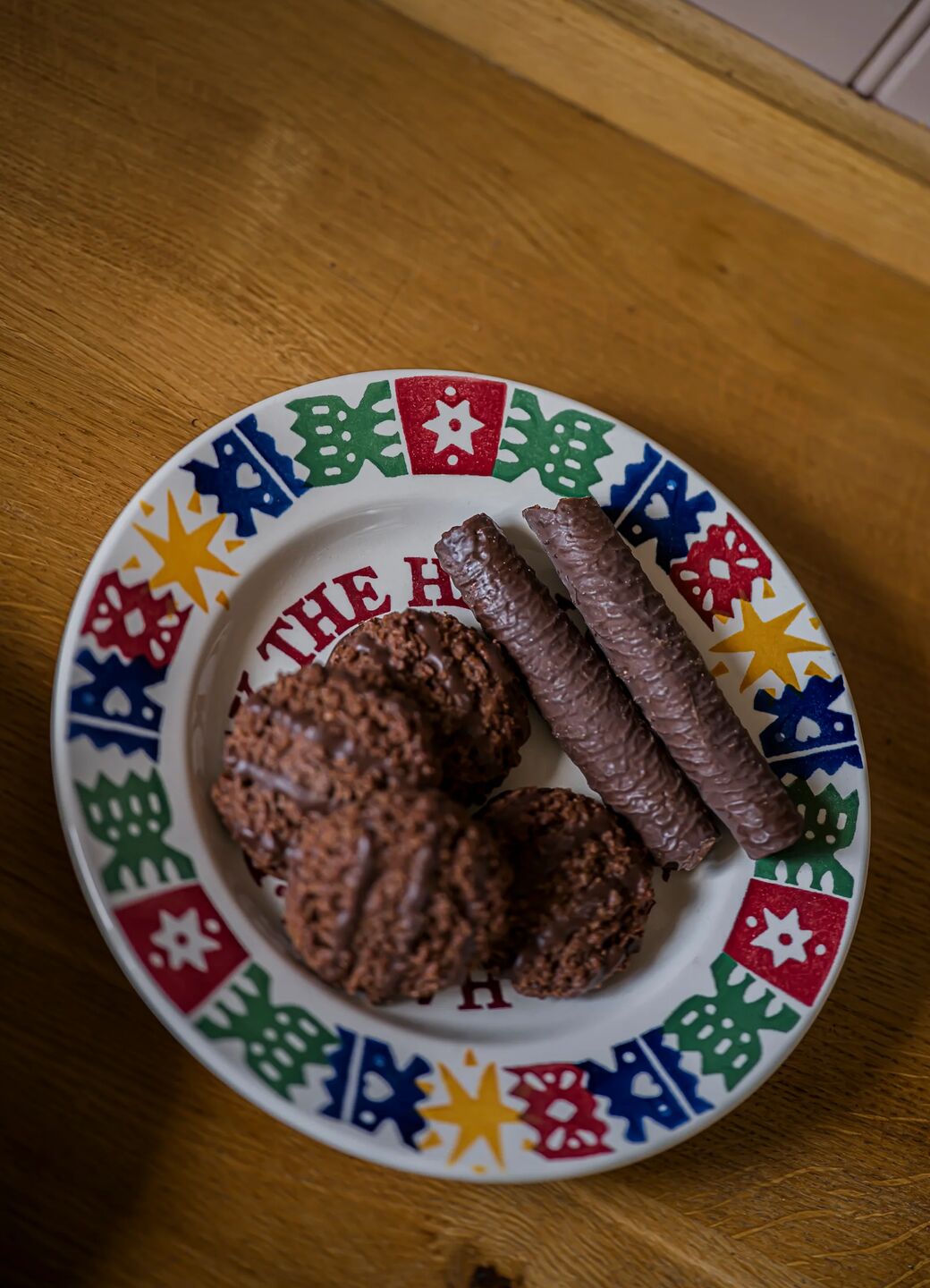 Christmas Crackers Medium Dinner Plate, 8.5 Inch