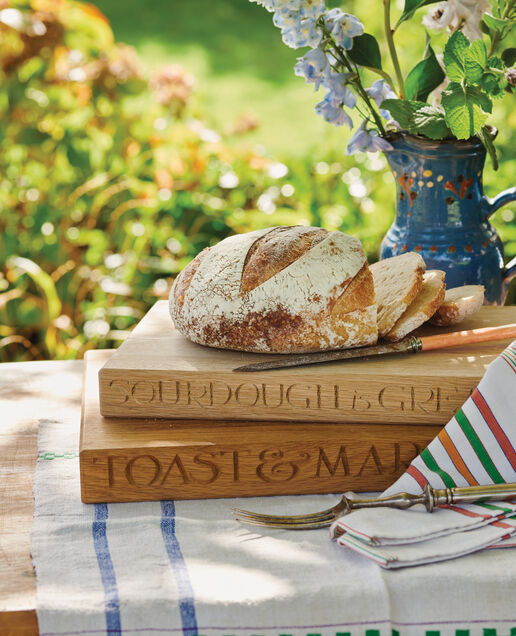 Wooden chopping board with the wordings 'herbs & chillies' as design, great gift idea for foodies and friends who love to cook. Part of the Emma Bridgewater collection of high quality wooden kitchenware