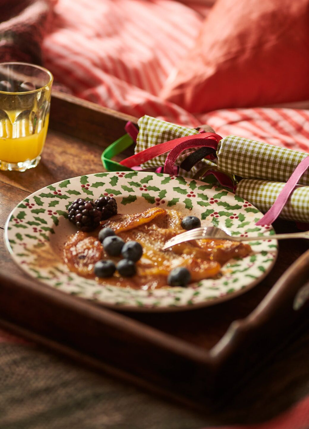 Tiny Scattered Holly Medium Dinner Plate, 8.5 Inch – Emma Bridgewater
