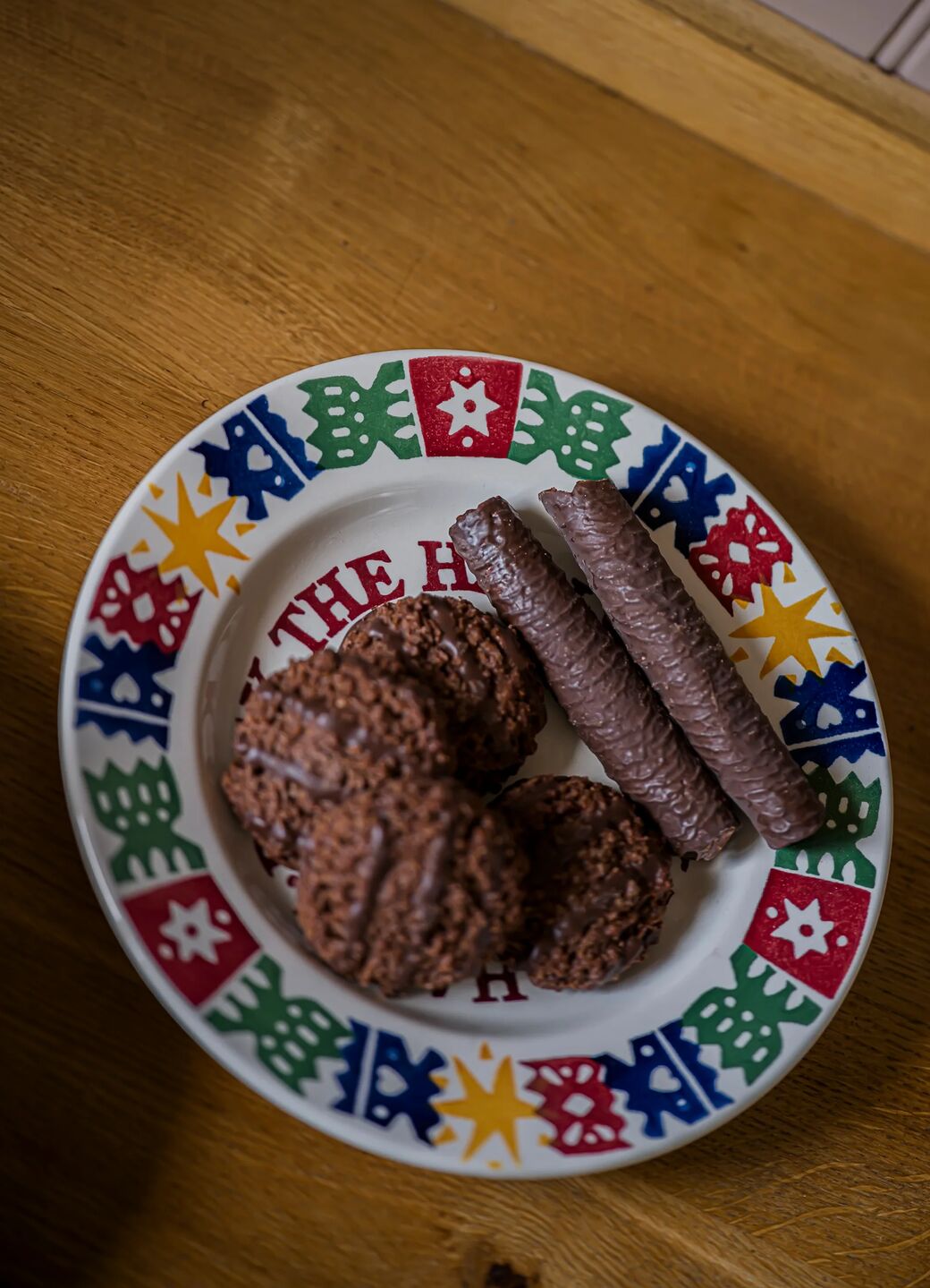 Seconds Christmas Crackers Medium Dinner Plate, 8.5 Inch