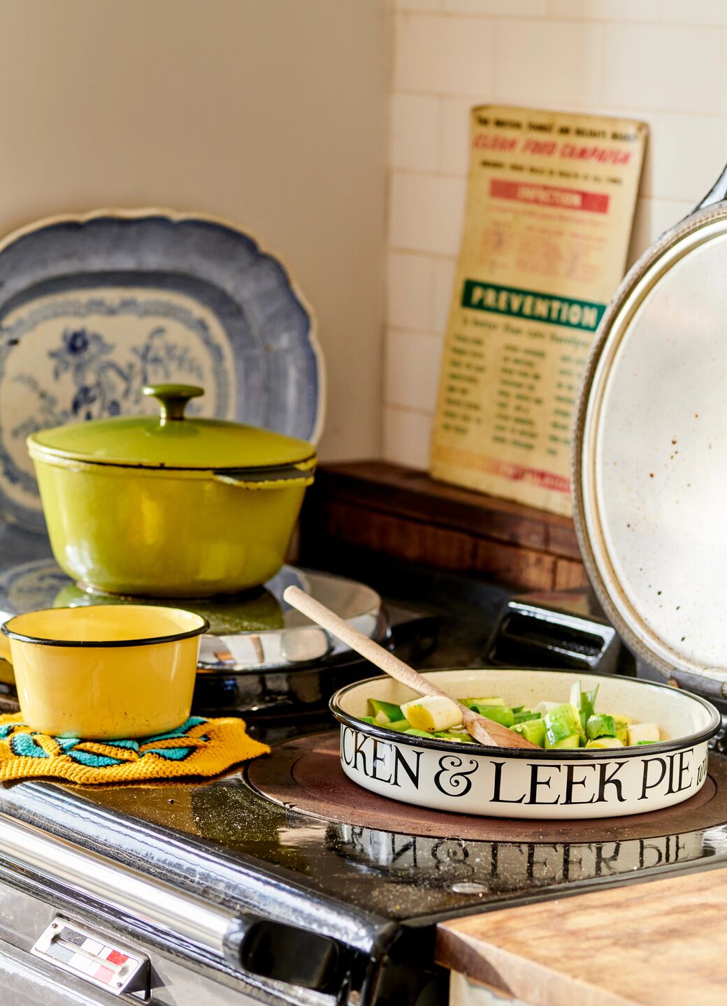 Black Toast Medium Savoury Enamel Pie Dish – Emma Bridgewater UK