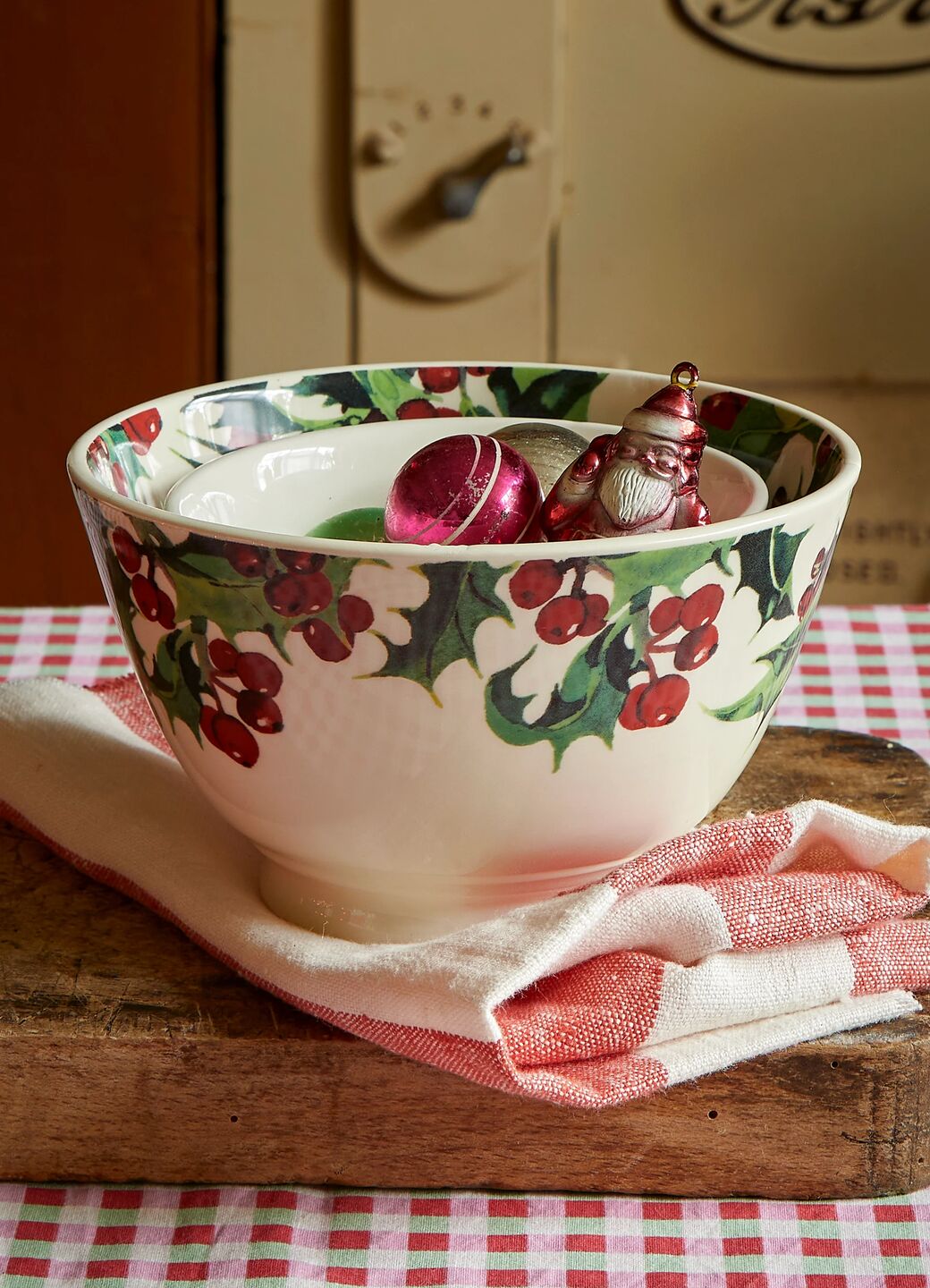 Seconds Holly Medium Old Bowl