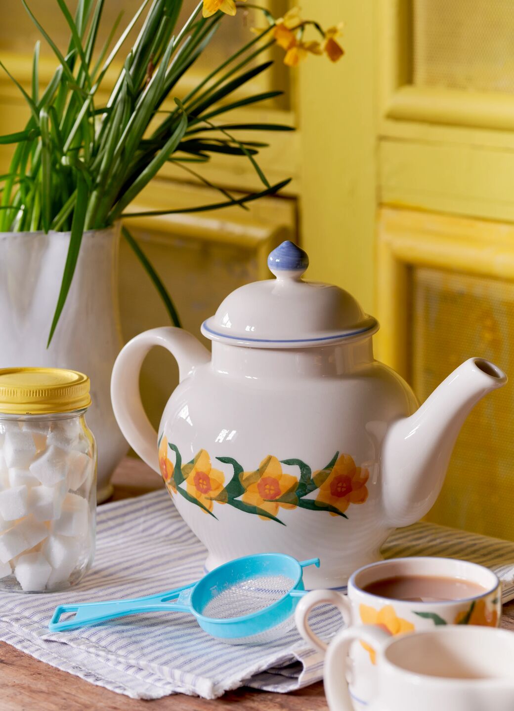 Windblown Daffodils 4 Mug Teapot